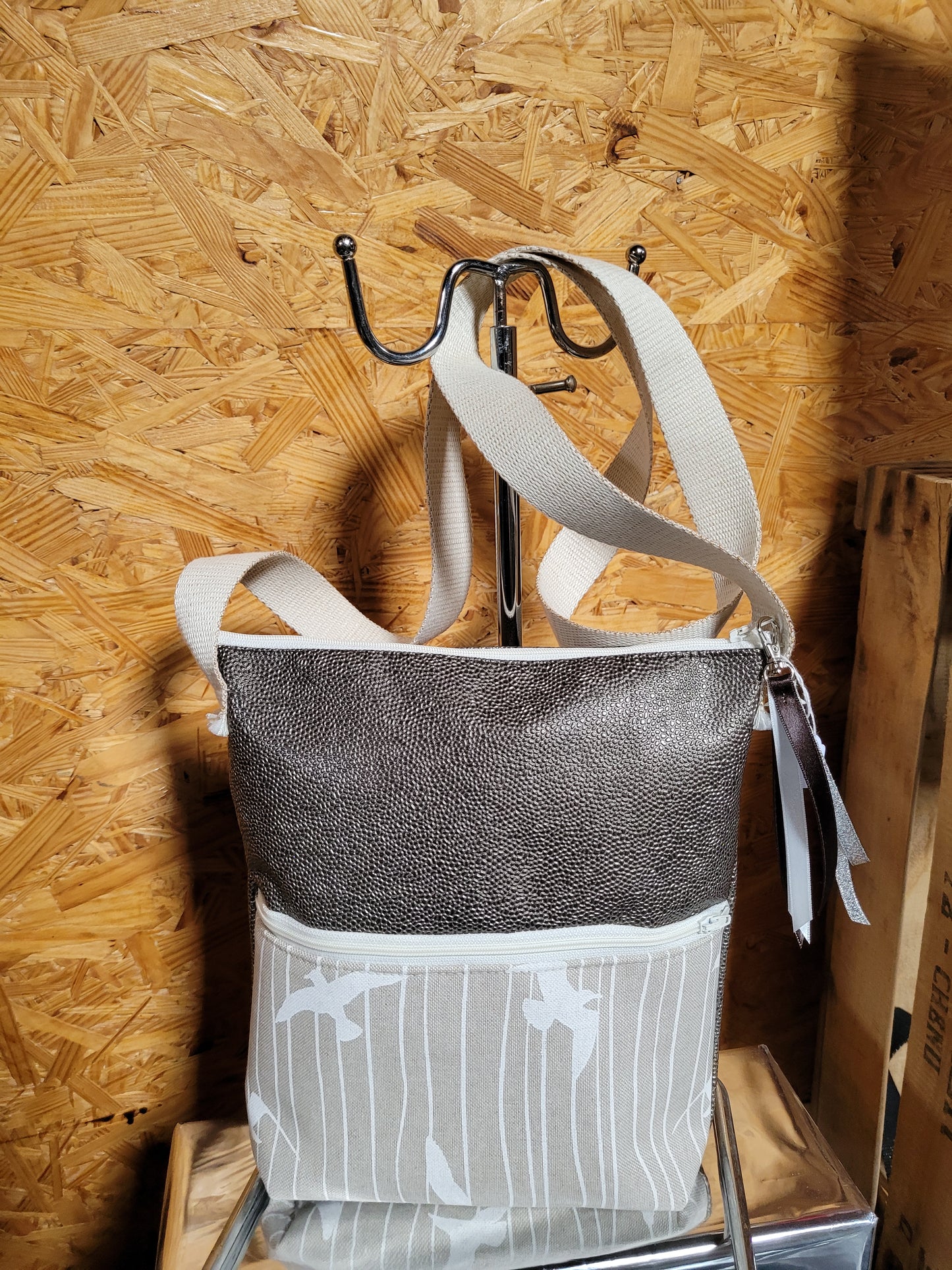 S12 Sac bandoulière bronze et oiseau